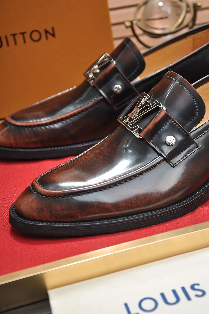 Men's men's shoes 💰500💶 [LV] (original single cowhide lining) 🍀LV's latest genuine leather business suit shoes are launched simultaneously on the official website. The first-layer cowhide imported from Italy is made of heavy gold, 💥official website 1:1 rubber outsole. Versatile to wear, high-end without losing class, and the color combination is extraordinary. This four-season style is alluring when worn on your feet, showing off your big-name flair. Standard code 38-45 (45 customized)